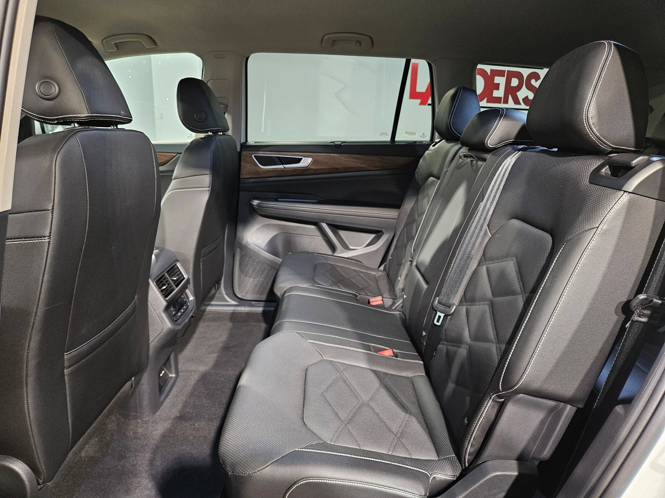 Used 2025 Volkswagen Atlas SE FWD image 34