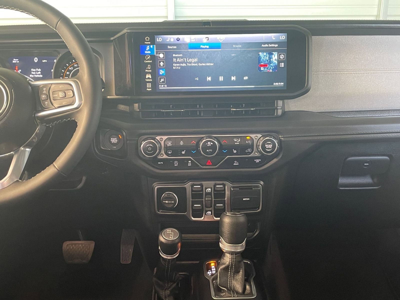 Used 2025 Jeep Wrangler Sahara image 18