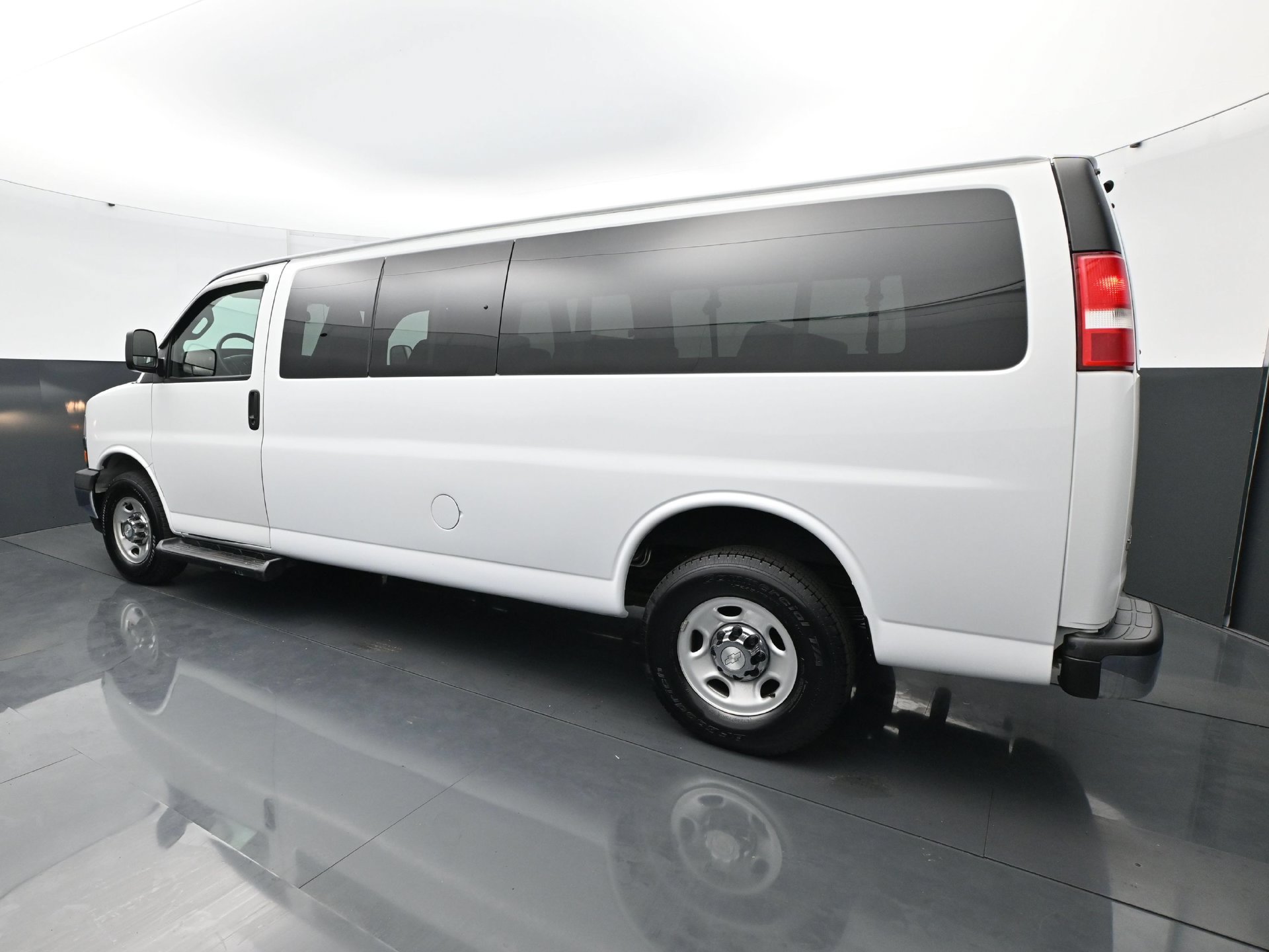 Used 2019 Chevrolet Express 3500 LT w/ LT Preferred Equipment Group RWD image 3