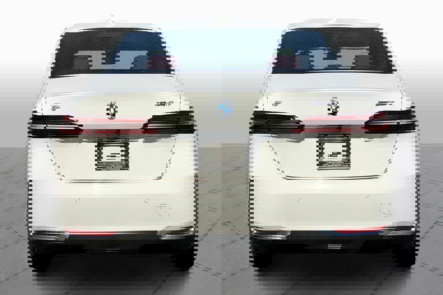 Used 2024 BMW i5 eDrive40i w/ Premium Package image 4