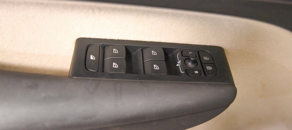 Used 2024 Volvo XC40 B5 Plus image 17