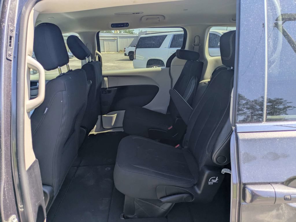 Used 2023 Chrysler Voyager LX FWD image 13