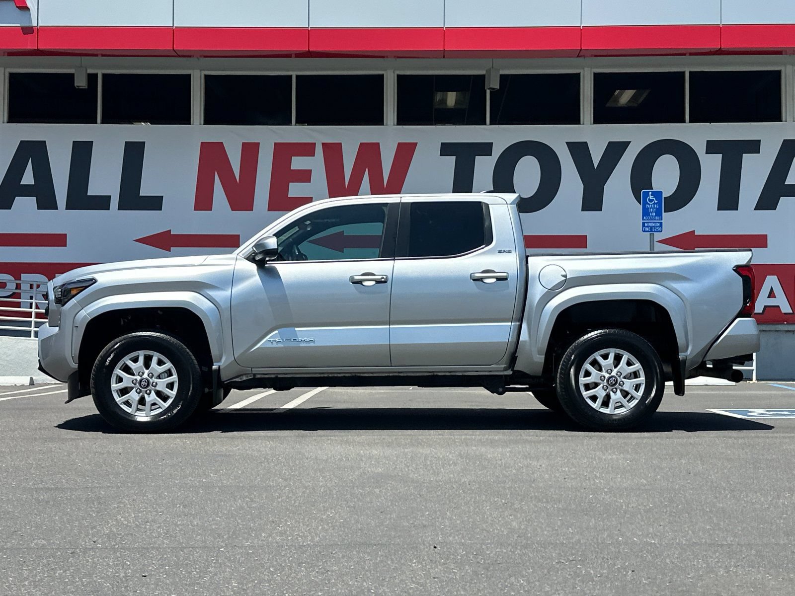 Used 2025 Toyota Tacoma SR5 AWD/4WD image 2