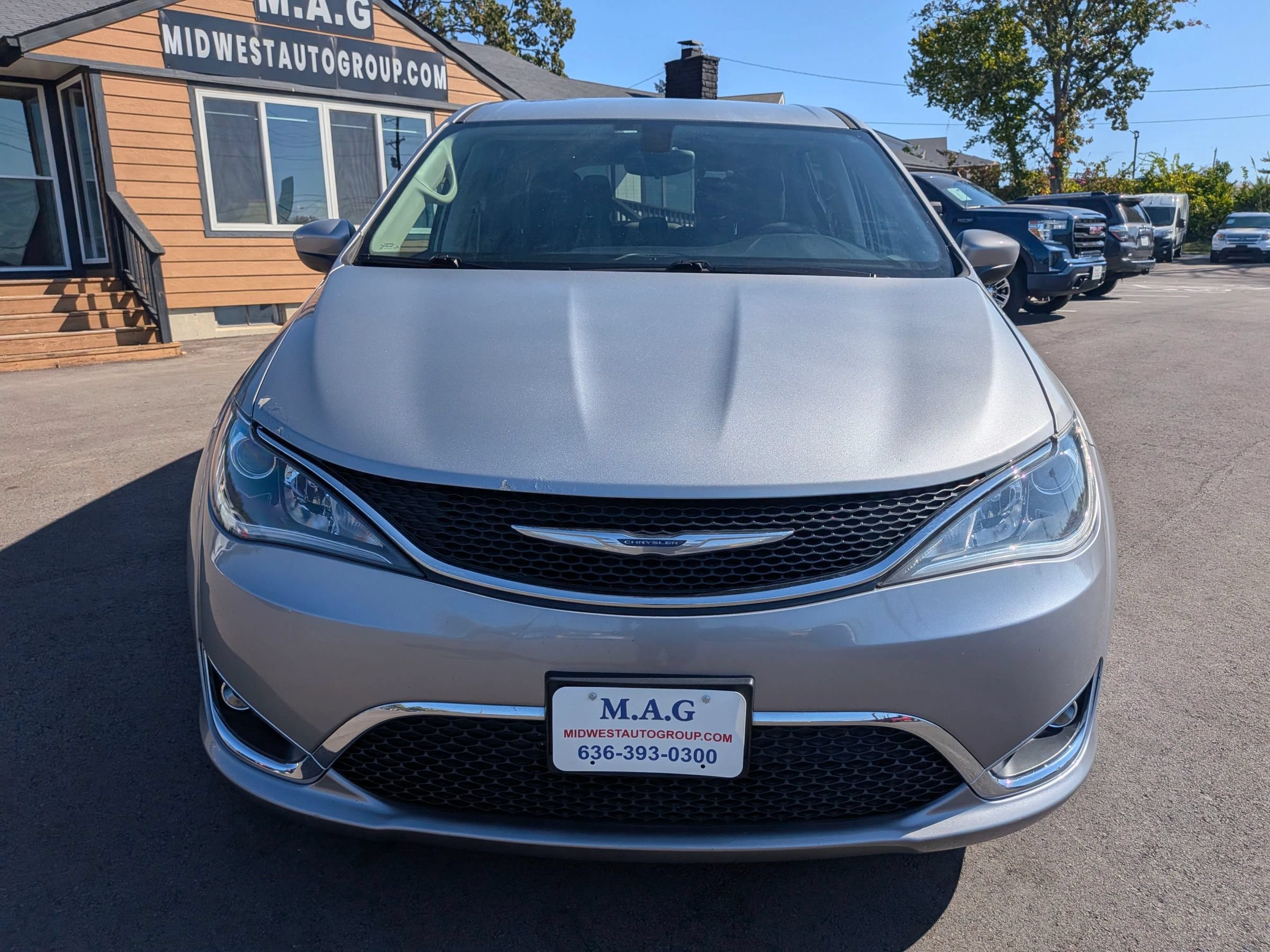 Used 2017 Chrysler Pacifica Touring Plus w/ Tire & Wheel Group FWD image 9