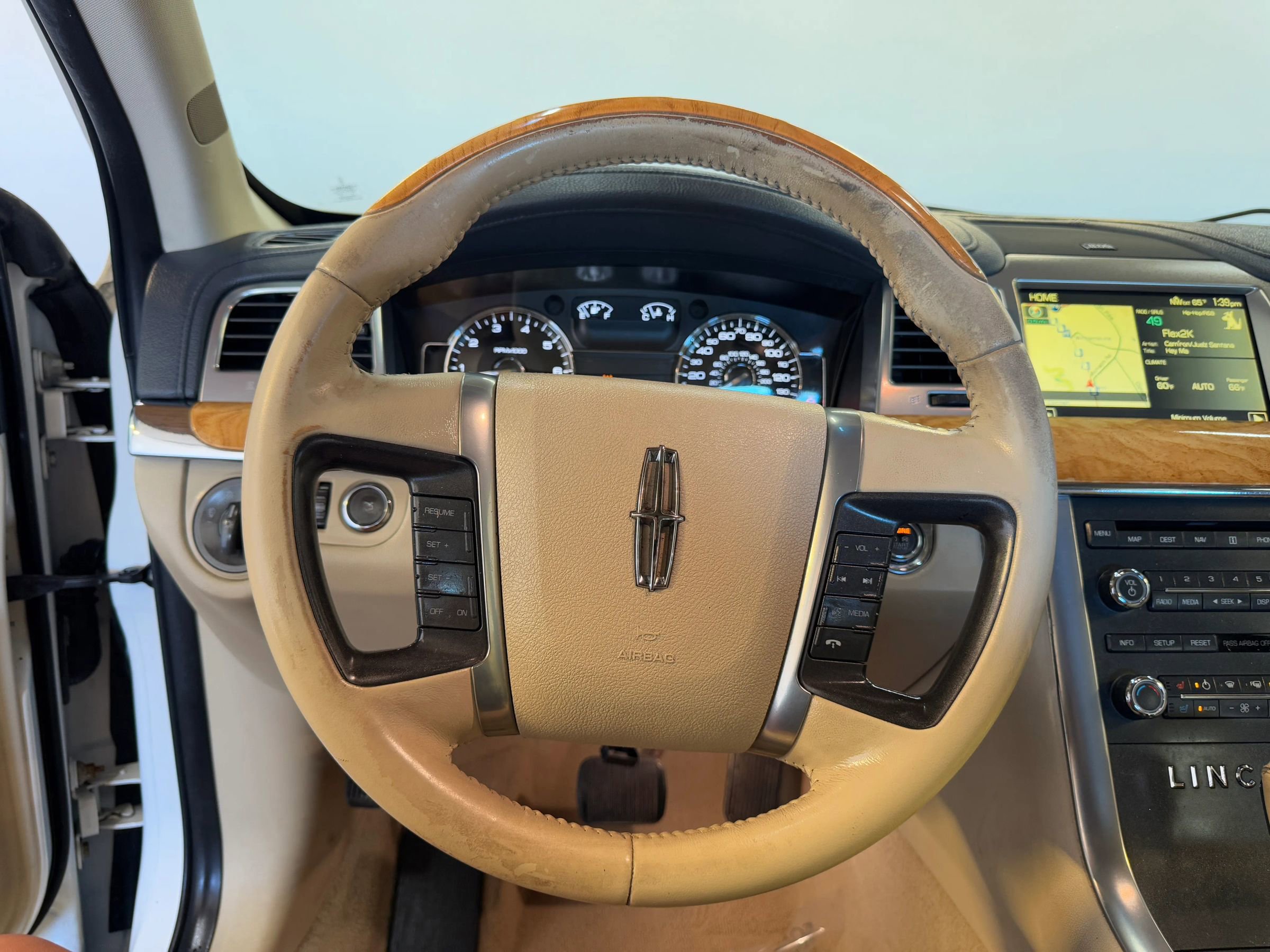 Used 2009 Lincoln MKS AWD image 16