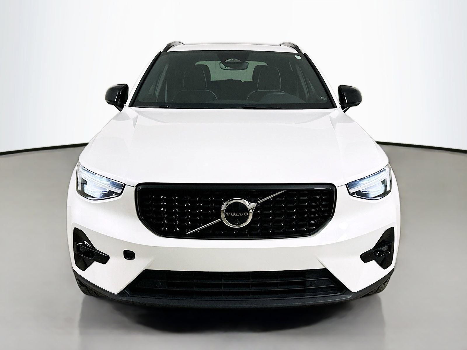 Used 2024 Volvo XC40 B5 Ultimate w/ Climate Package AWD/4WD image 2
