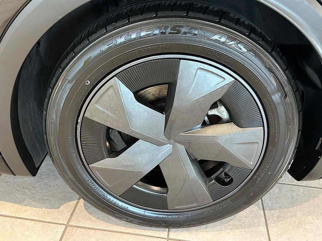 Certified 2025 Toyota Prius LE FWD image 29