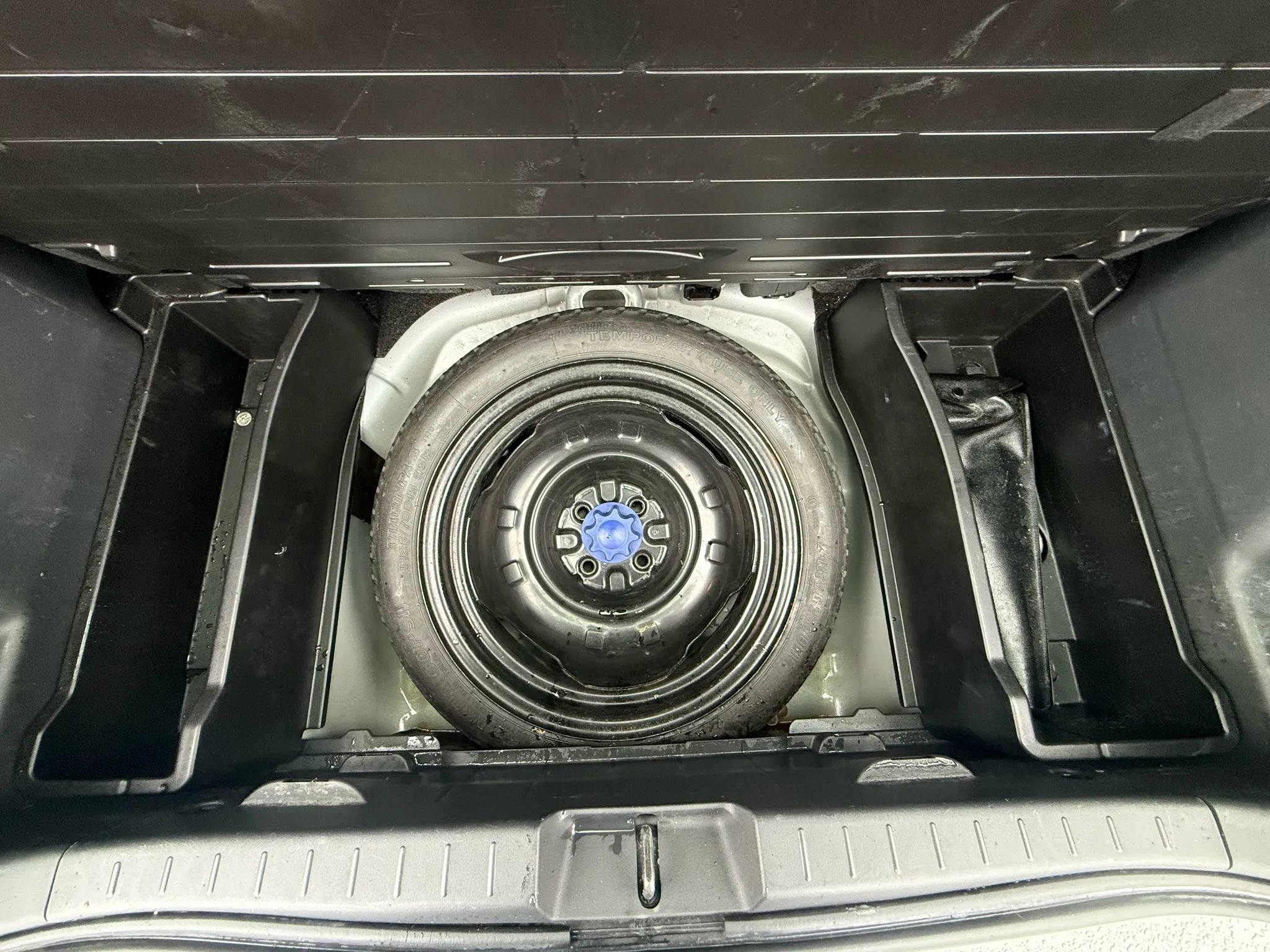 Used 2010 Toyota Yaris 4-Door Hatchback image 12