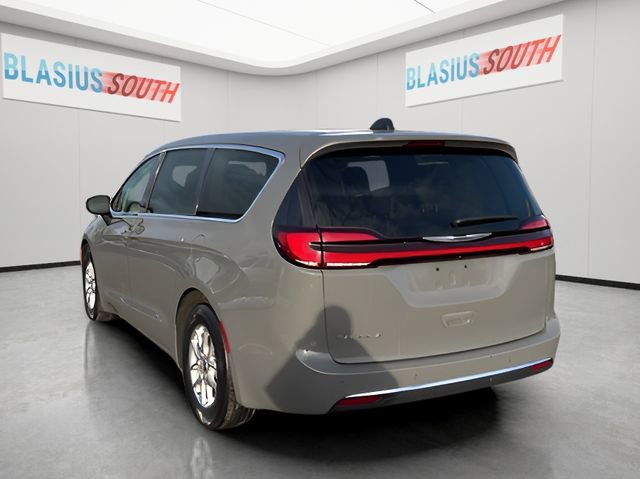 Used 2023 Chrysler Pacifica Touring-L FWD image 5
