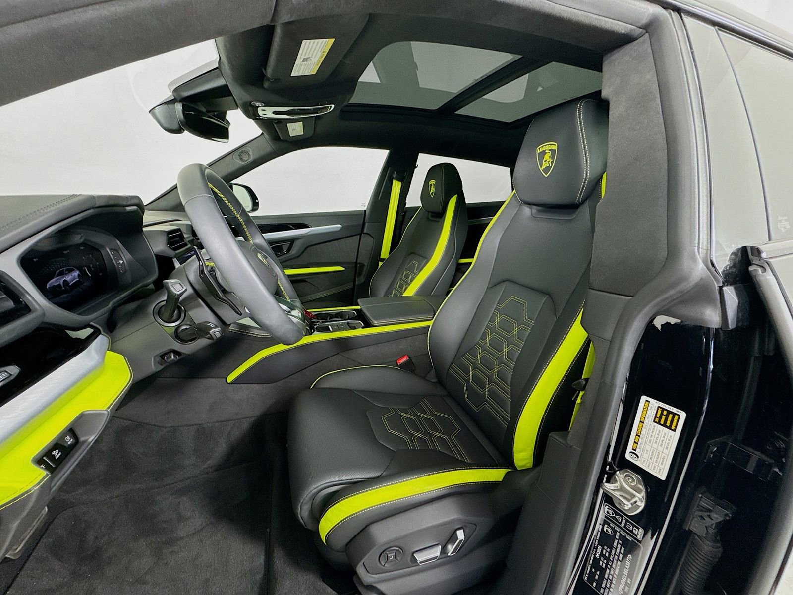 Used 2025 Lamborghini Urus SE image 20