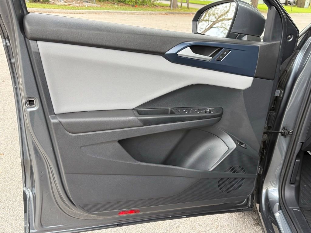 Used 2023 Volkswagen Taos SE w/ Panoramic Sunroof Package image 28
