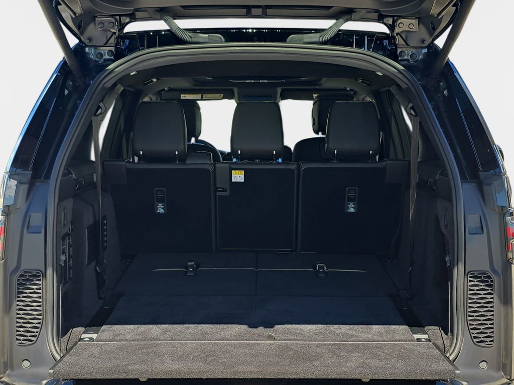 Used 2025 Land Rover Discovery Dynamic SE image 12