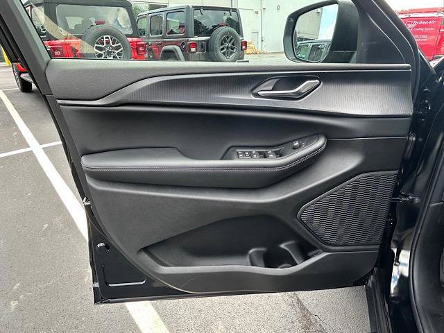 New 2025 Jeep Grand Cherokee Laredo w/ Luxury Tech Group I image 9