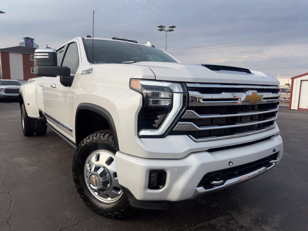 Used 2024 Chevrolet Silverado 3500 High Country w/ High Country Premium Package AWD/4WD image 2