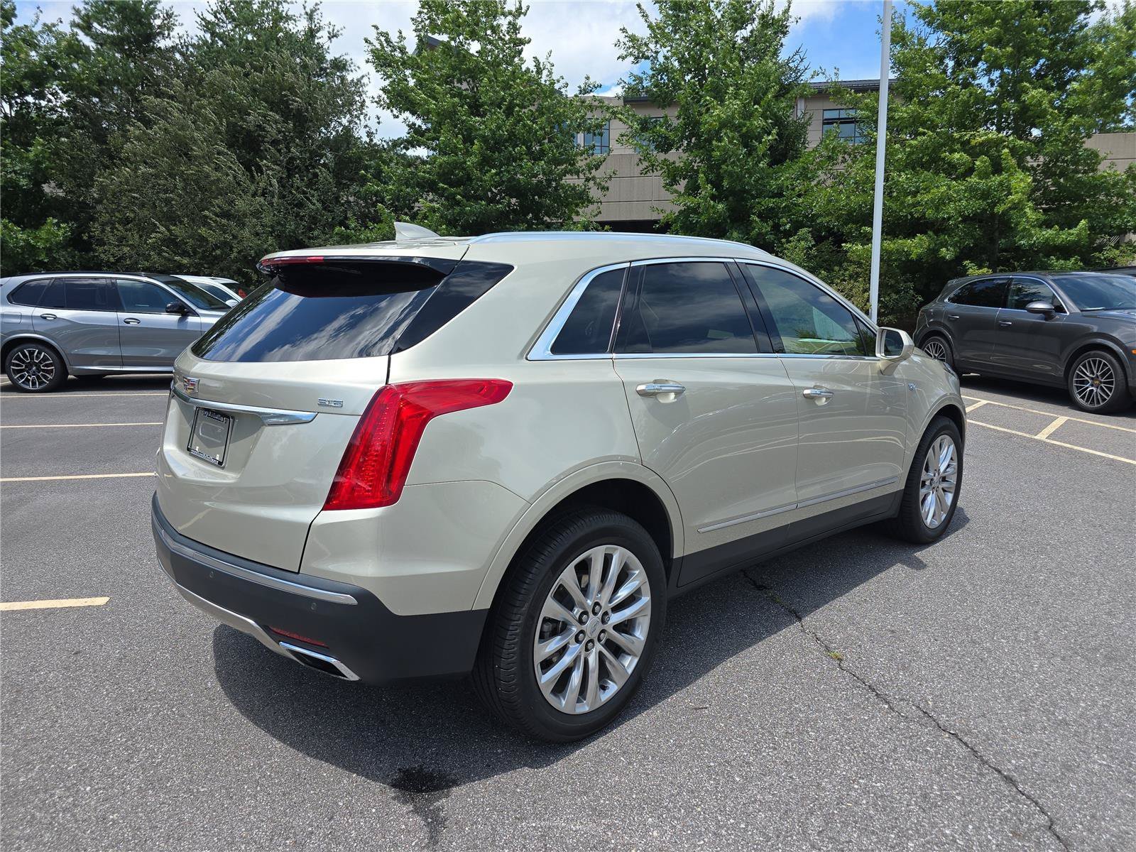 Used 2017 Cadillac XT5 Platinum AWD/4WD image 3
