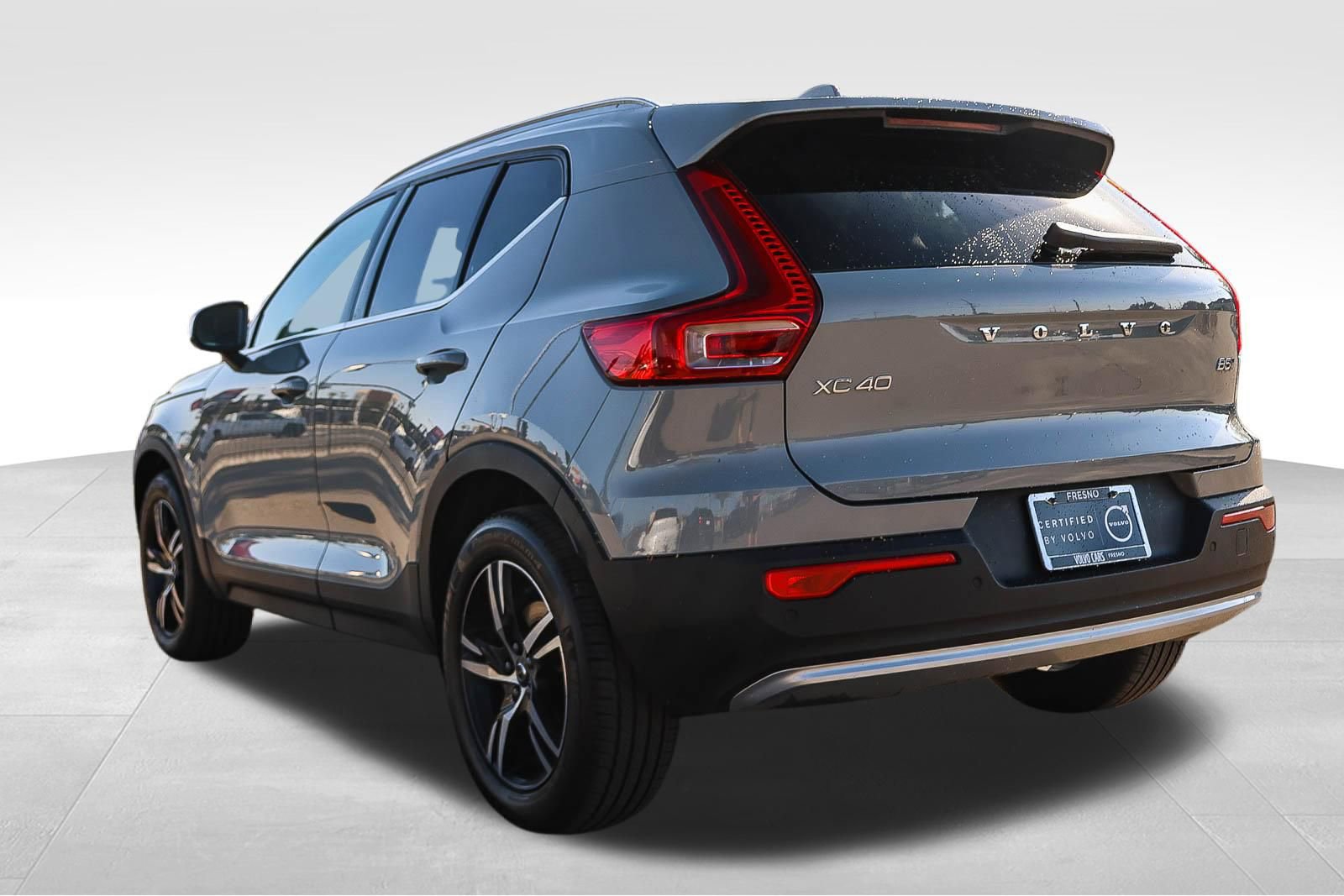 Used 2025 Volvo XC40 B5 Core image 8