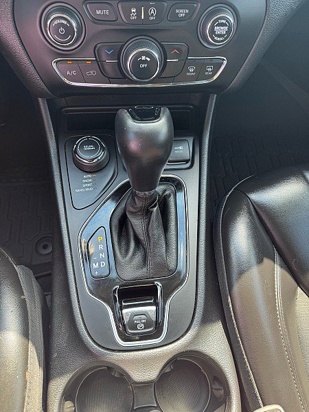 Used 2020 Jeep Cherokee Latitude Plus AWD/4WD image 15