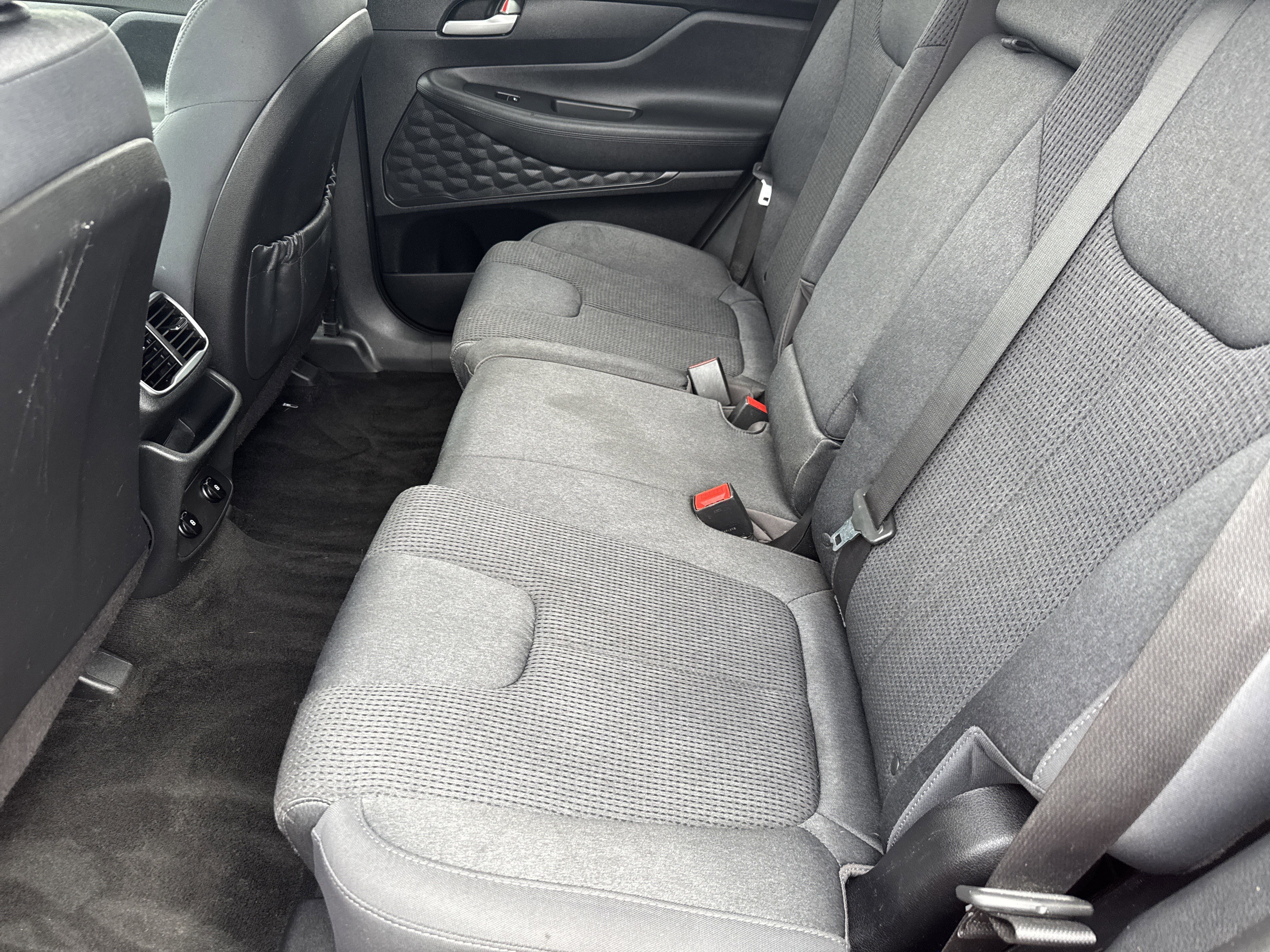 Used 2020 Hyundai Santa Fe SE image 11