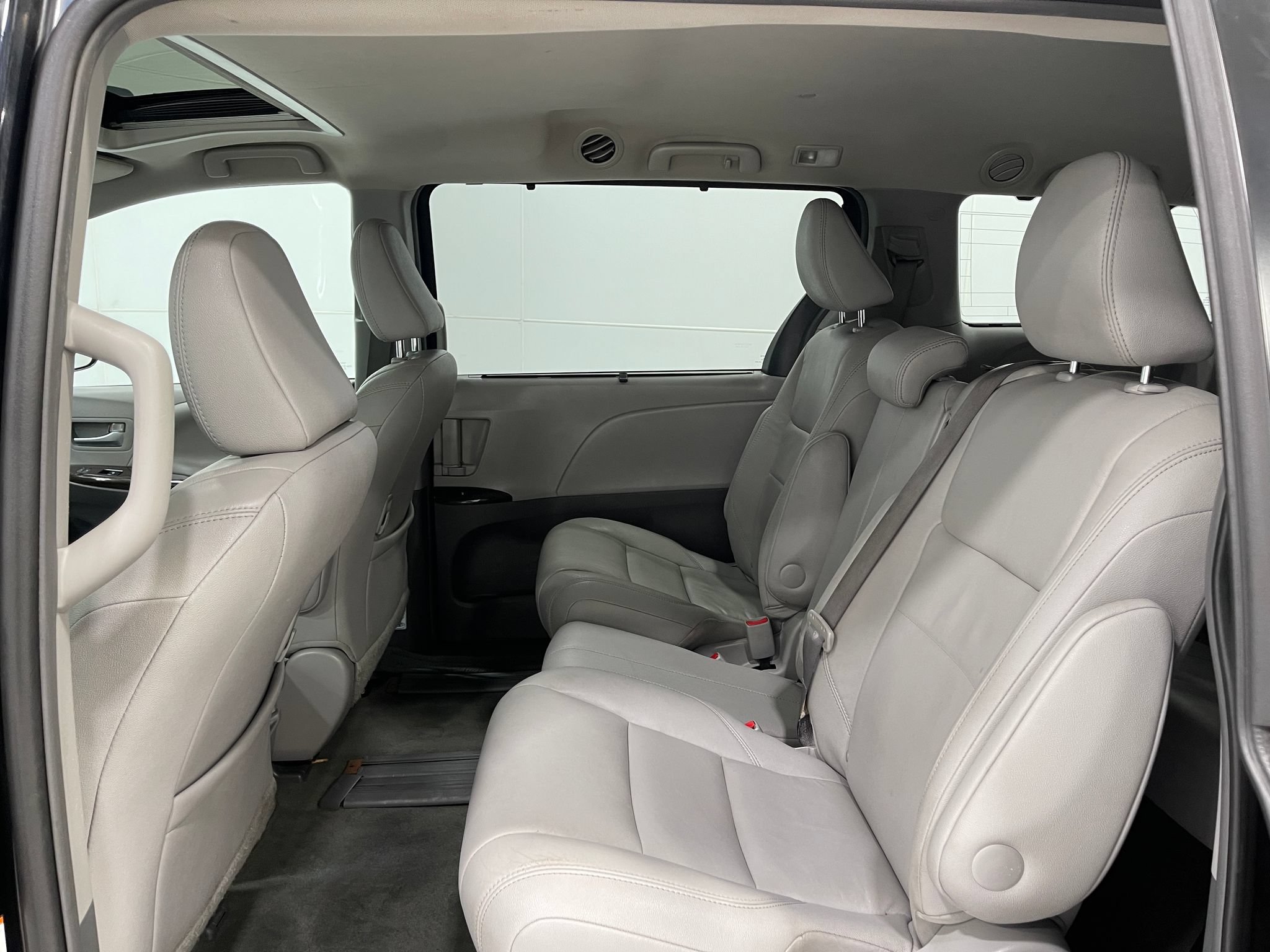 Used 2017 Toyota Sienna XLE w/ XLE Navigation Package FWD image 29