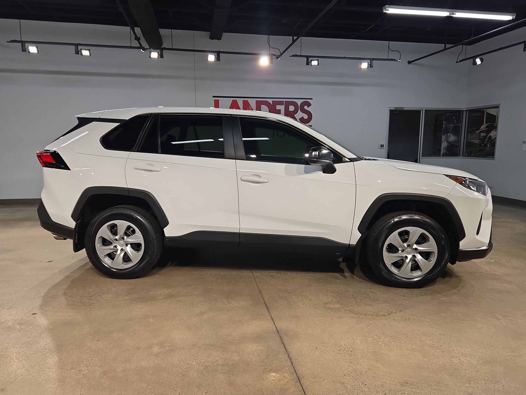 Used 2022 Toyota RAV4 LE FWD image 8