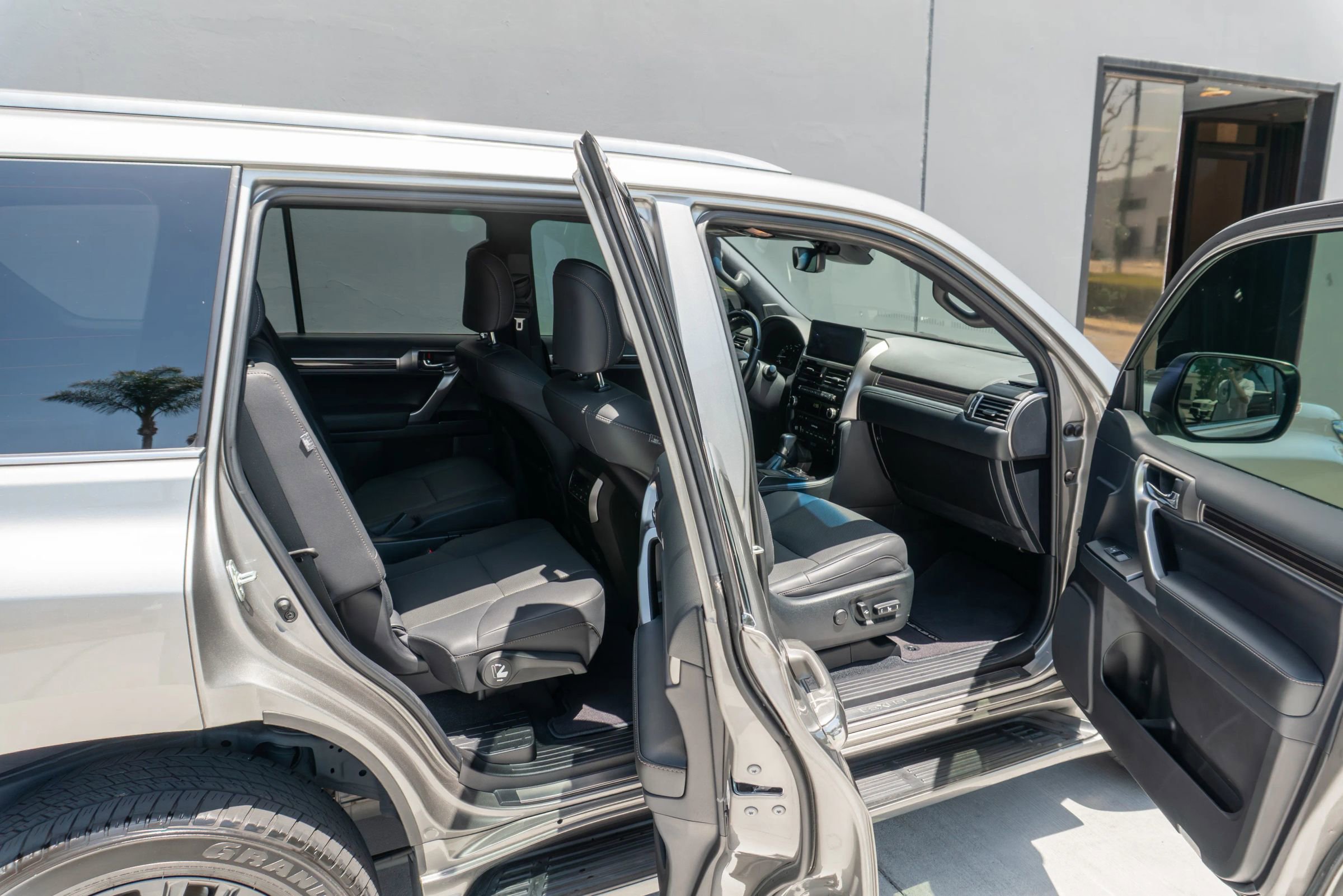 Used 2022 Lexus GX 460 Premium w/ Accessory Package AWD/4WD image 21