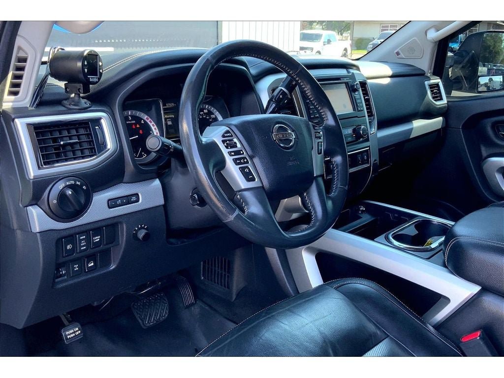 Used 2018 Nissan Titan PRO-4X w/ Pro-4x Convenience Package AWD/4WD image 16