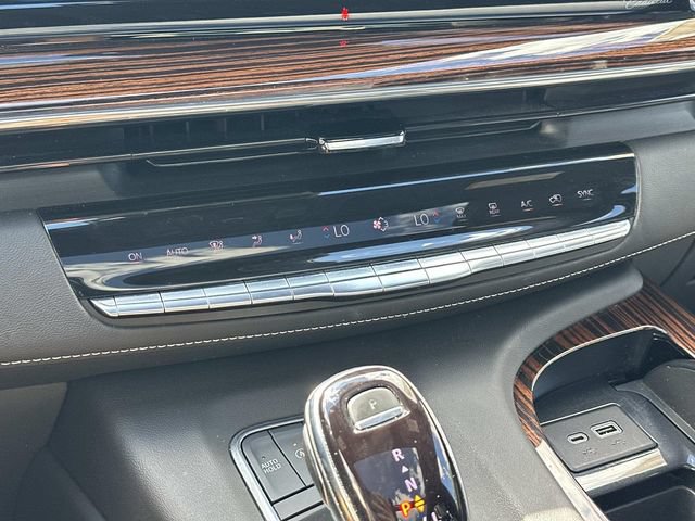 Used 2022 Cadillac Escalade Premium Luxury AWD/4WD image 32