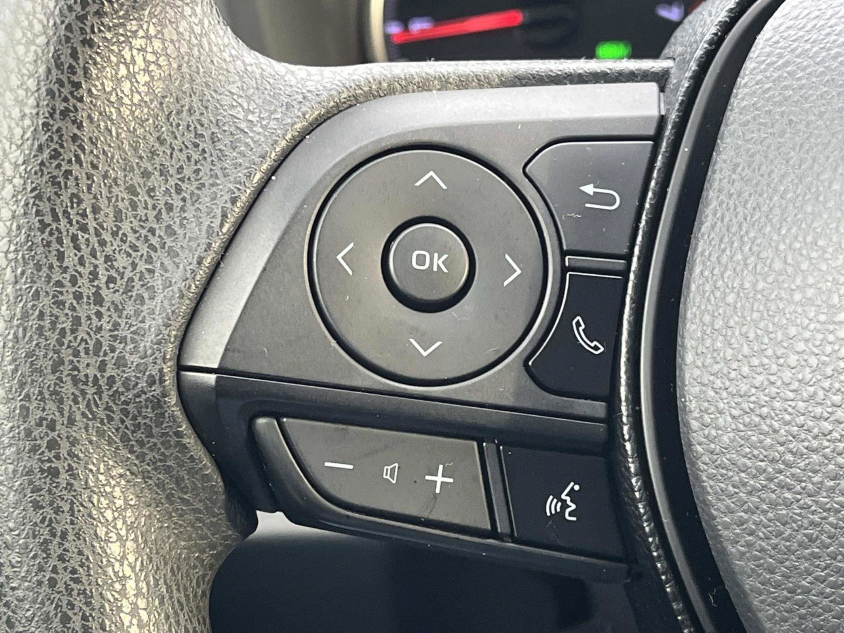 Used 2019 Toyota RAV4 XLE w/ Phone Cable & Charge Package image 32