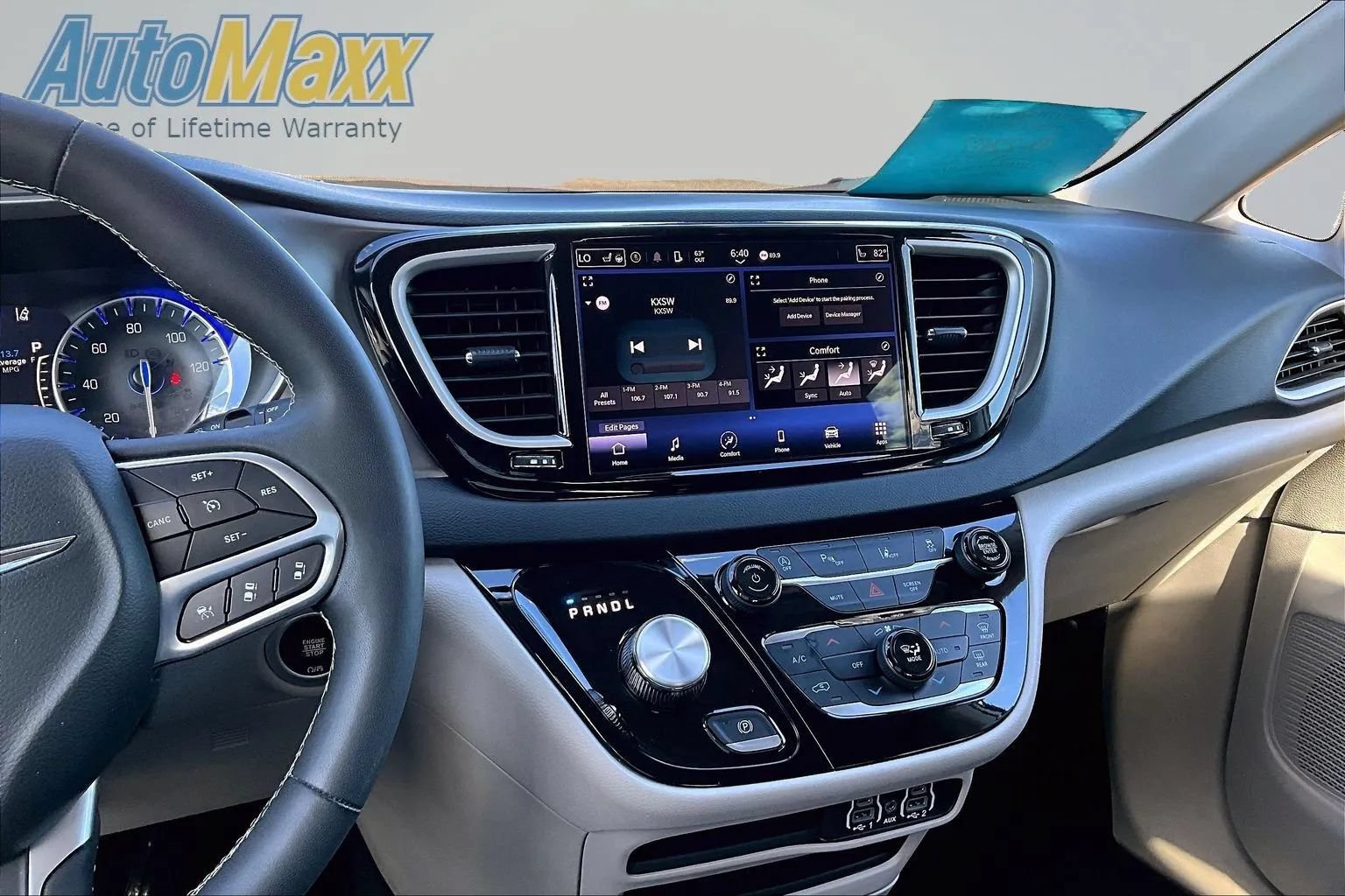 Used 2023 Chrysler Pacifica Touring-L FWD image 9