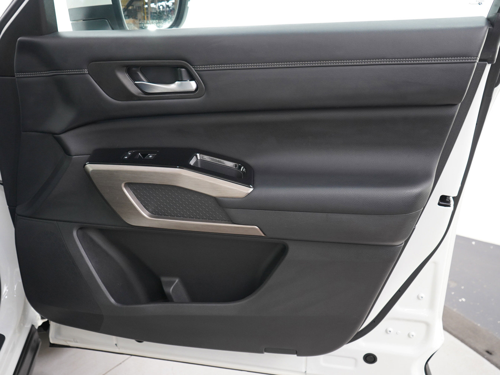 Used 2023 Nissan Pathfinder Platinum image 12