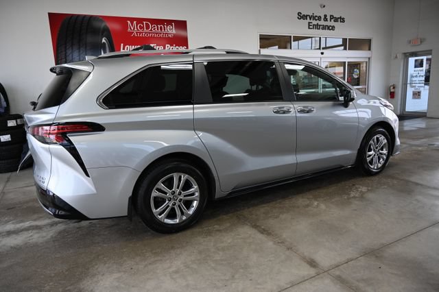 Used 2023 Toyota Sienna Platinum AWD/4WD image 5