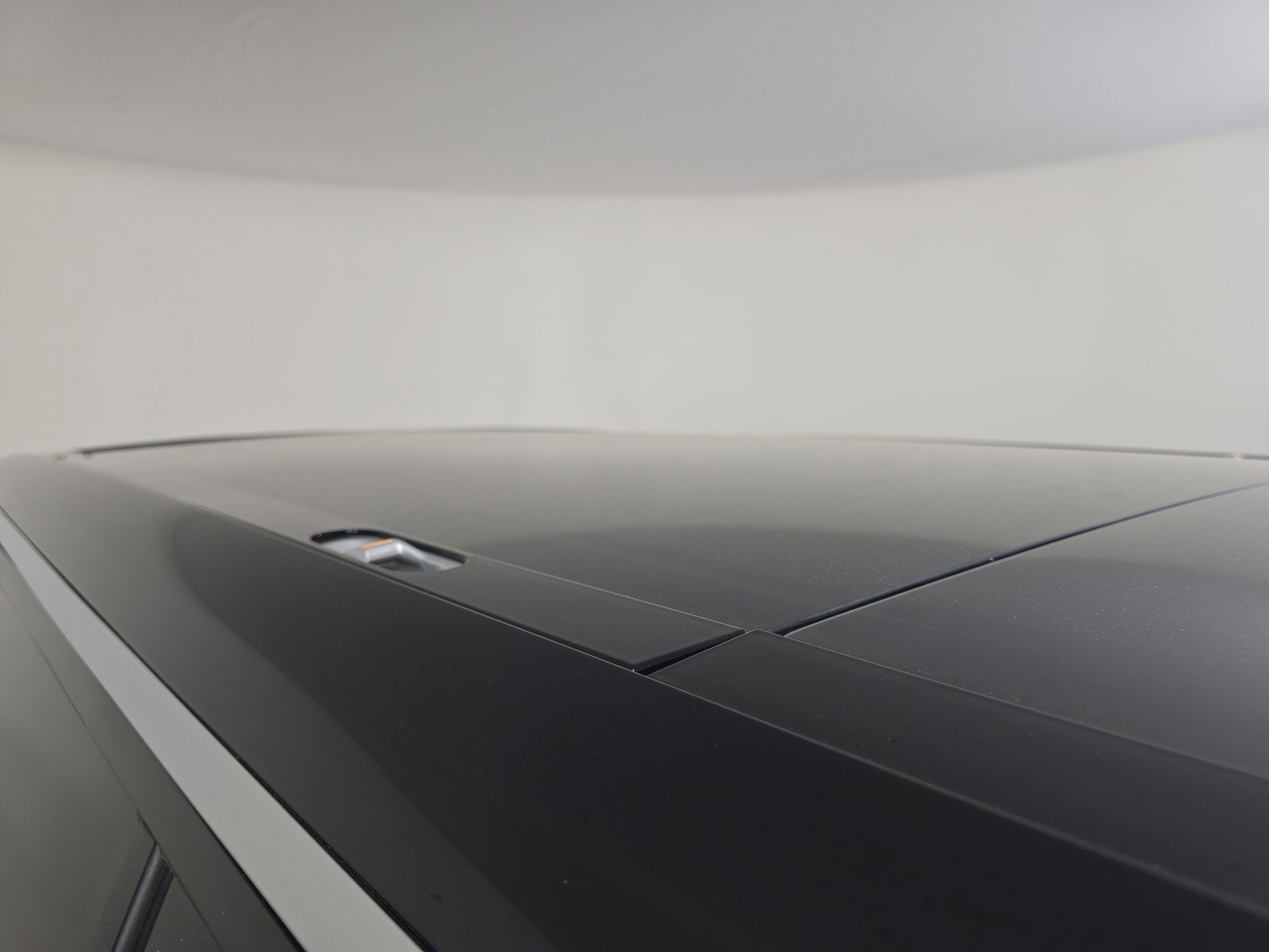 Used 2023 Rivian R1S Adventure image 9