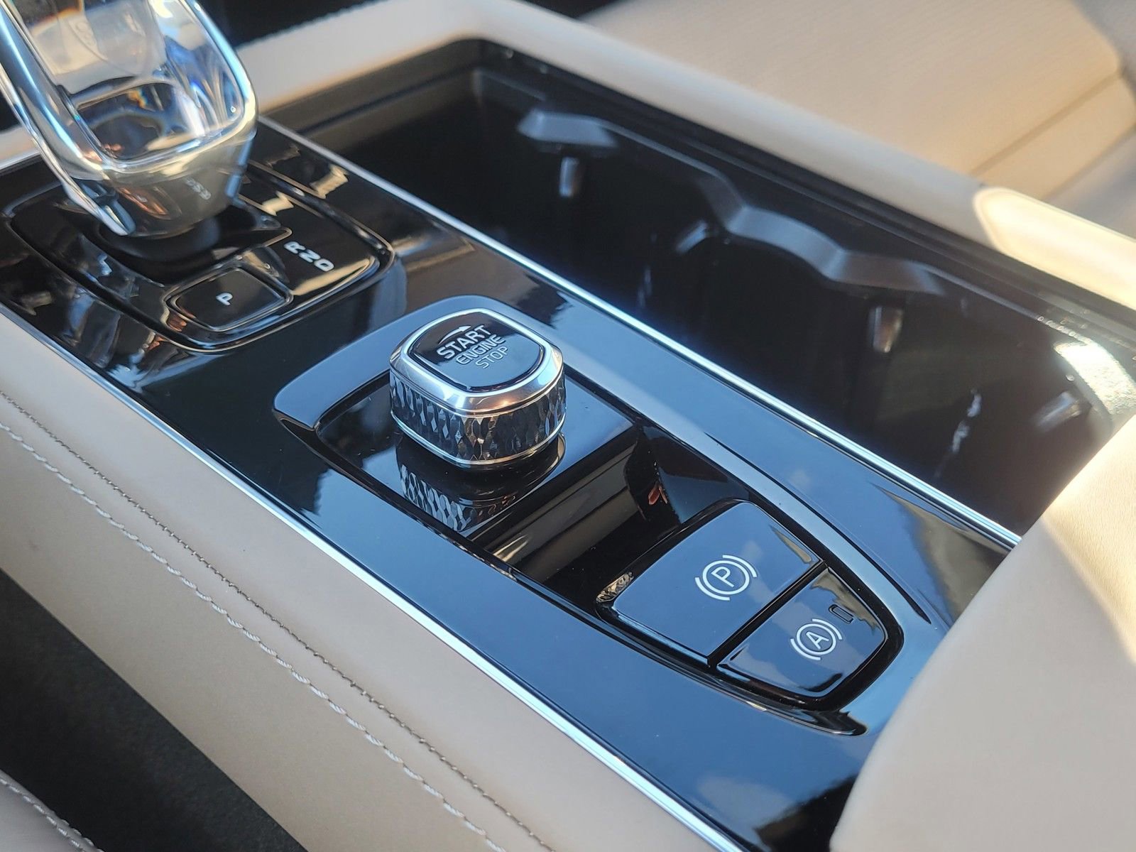 Certified 2025 Volvo XC90 T8 Ultra AWD/4WD image 27