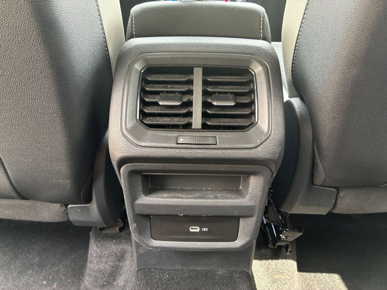 Used 2025 Volkswagen Taos SE FWD image 23