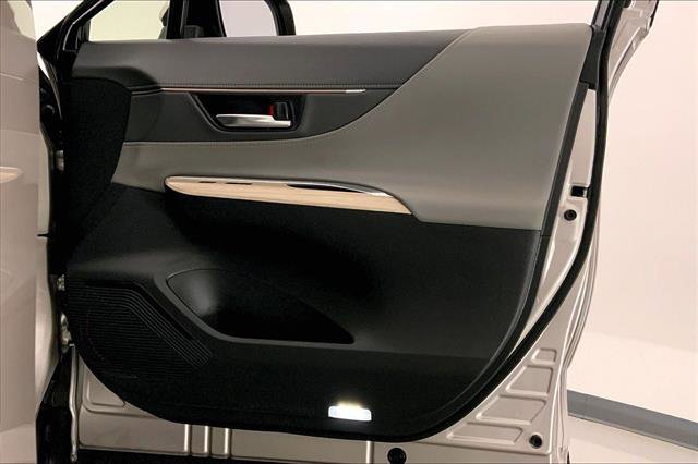 Used 2024 Toyota Venza XLE image 25