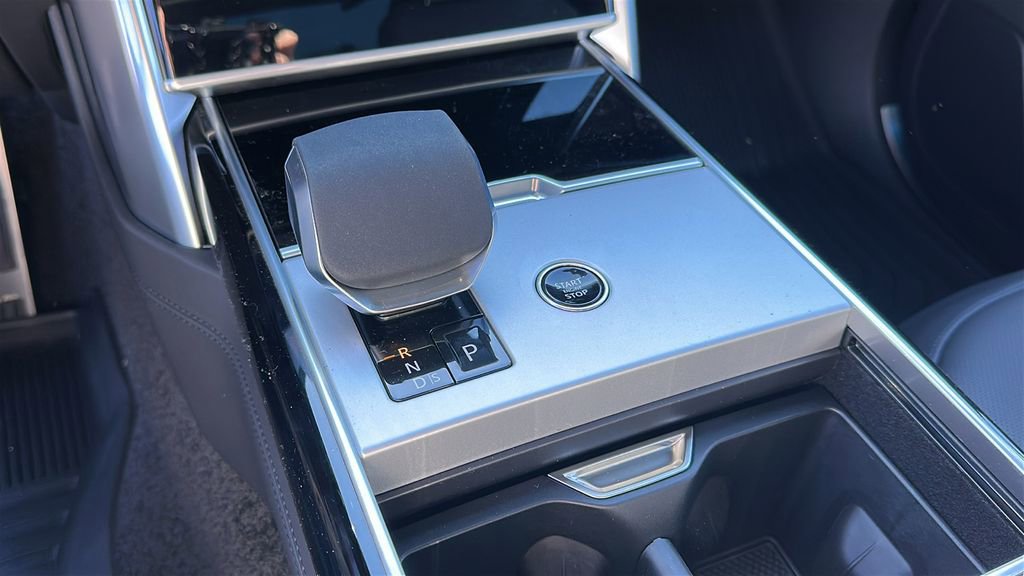 New 2026 Land Rover Range Rover Long Wheelbase SE image 18