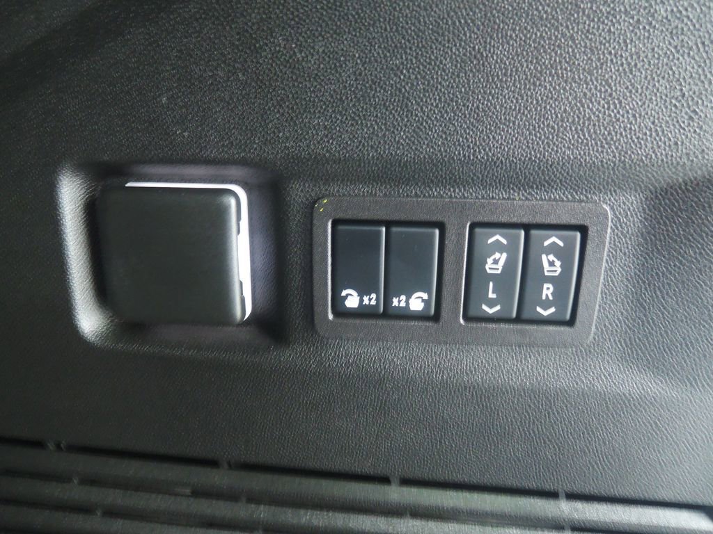 Used 2024 GMC Yukon AT4 w/ AT4 Premium Plus Package image 33