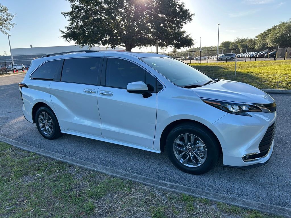 Used 2024 Toyota Sienna XLE FWD image 7