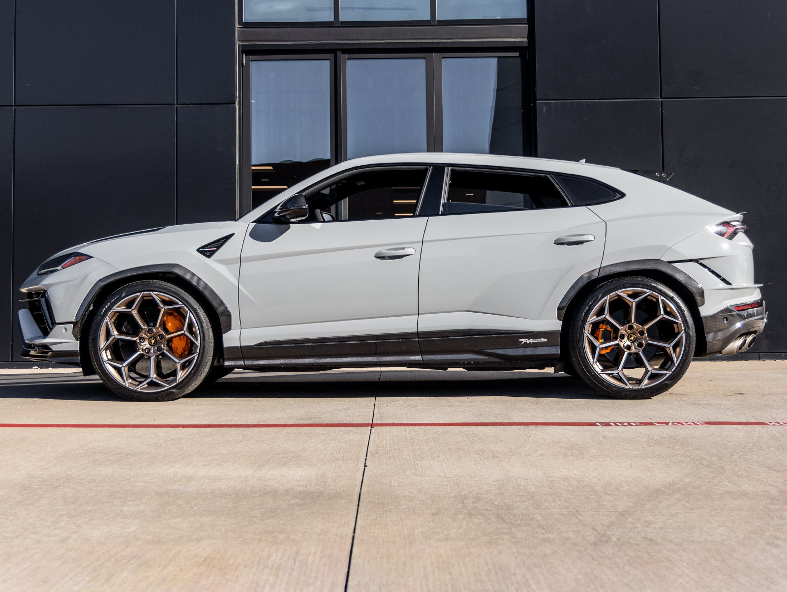 Used 2024 Lamborghini Urus Performante AWD/4WD image 9