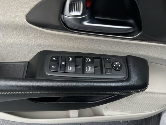 Used 2022 Chrysler Pacifica Touring-L FWD image 22