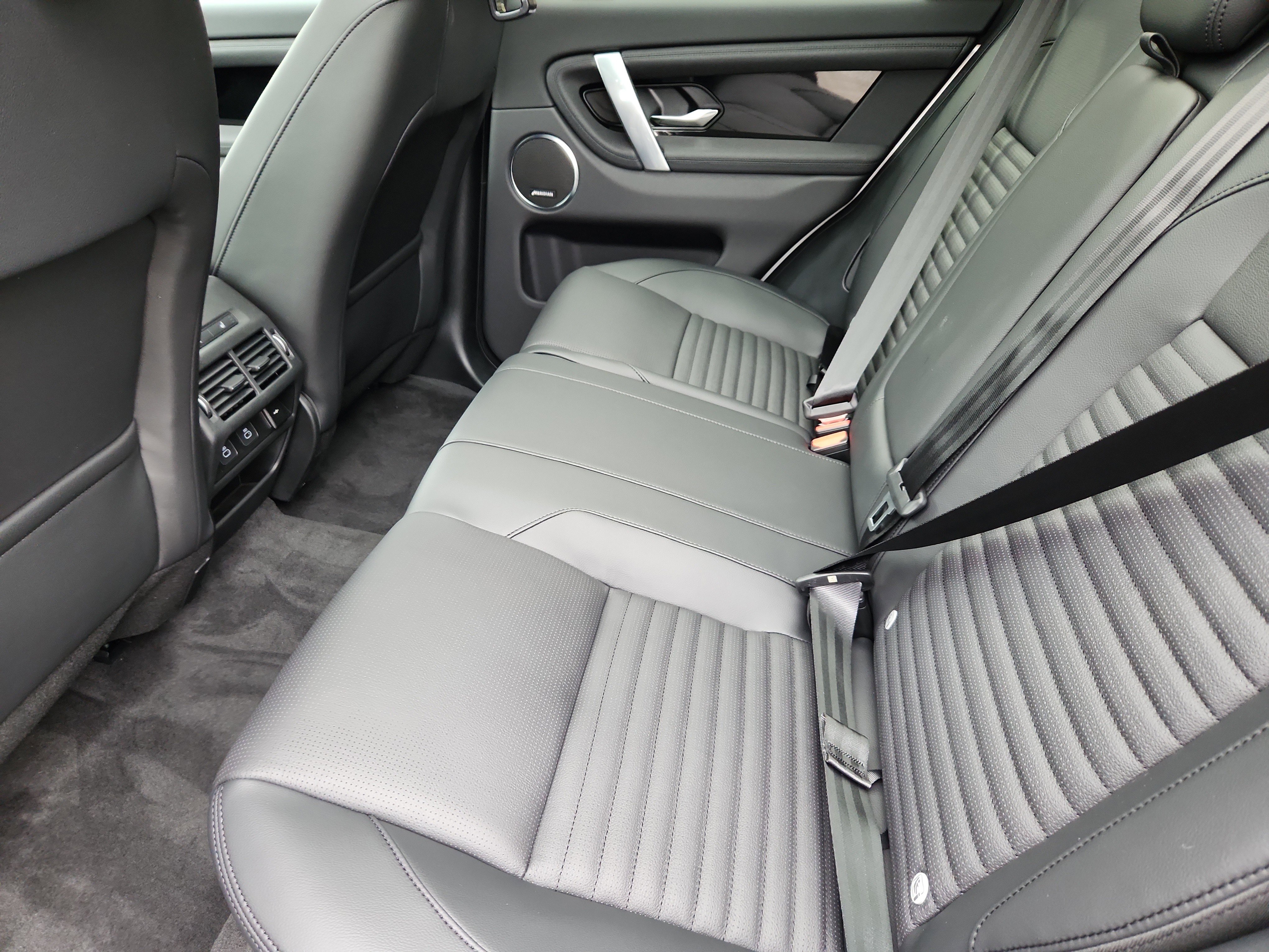 Used 2025 Land Rover Discovery Sport S image 5