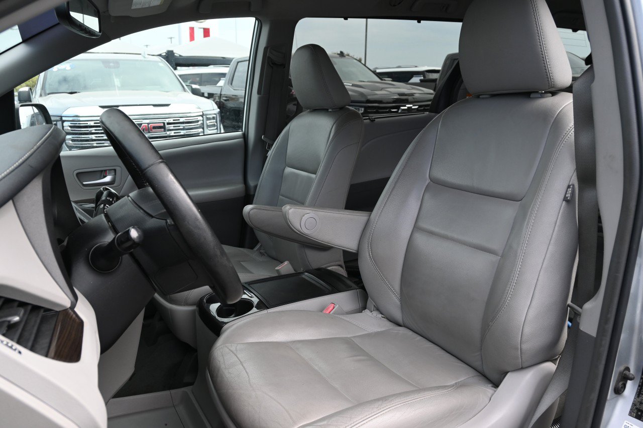 Used 2019 Toyota Sienna XLE FWD image 17