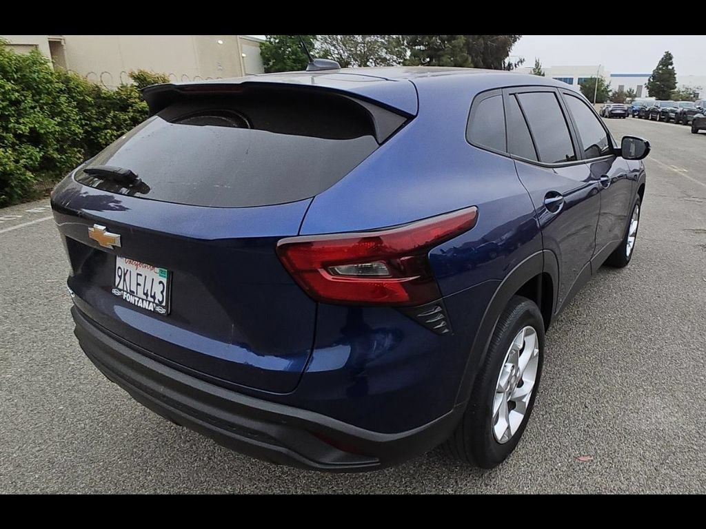 Used 2024 Chevrolet Trax LS w/ LS Convenience Package FWD image 5