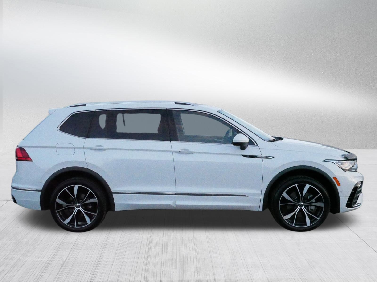 Certified 2022 Volkswagen Tiguan SEL R-Line image 8