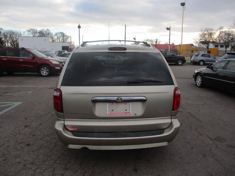 Used 2007 Chrysler Town & Country Touring FWD image 5