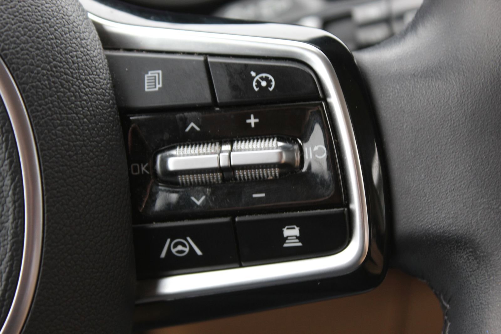 Used 2024 Kia Carnival EX image 27