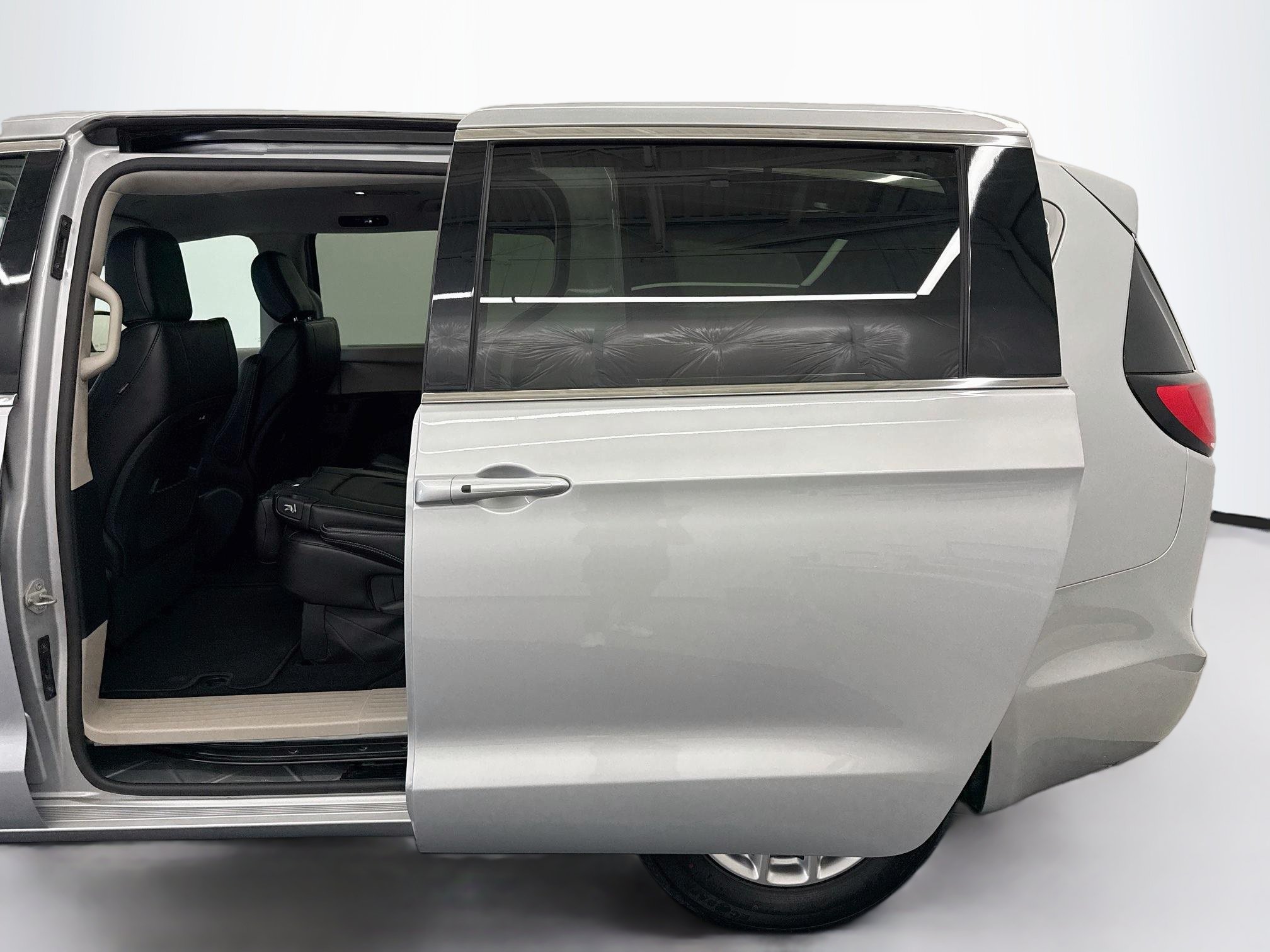 Used 2024 Chrysler Pacifica Touring-L FWD image 26