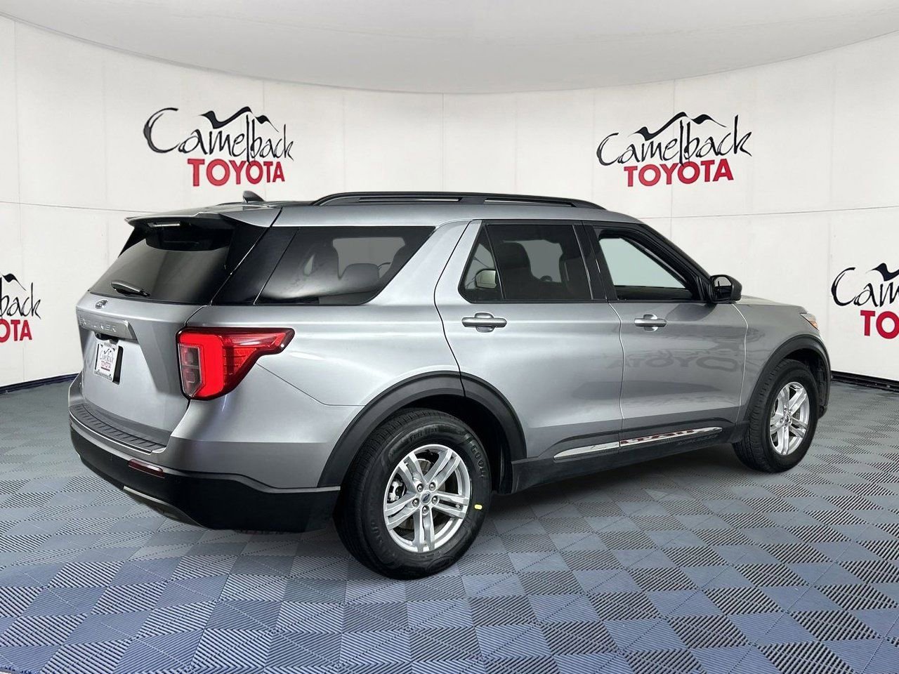 Used 2024 Ford Explorer XLT w/ Equipment Group 202A RWD image 7