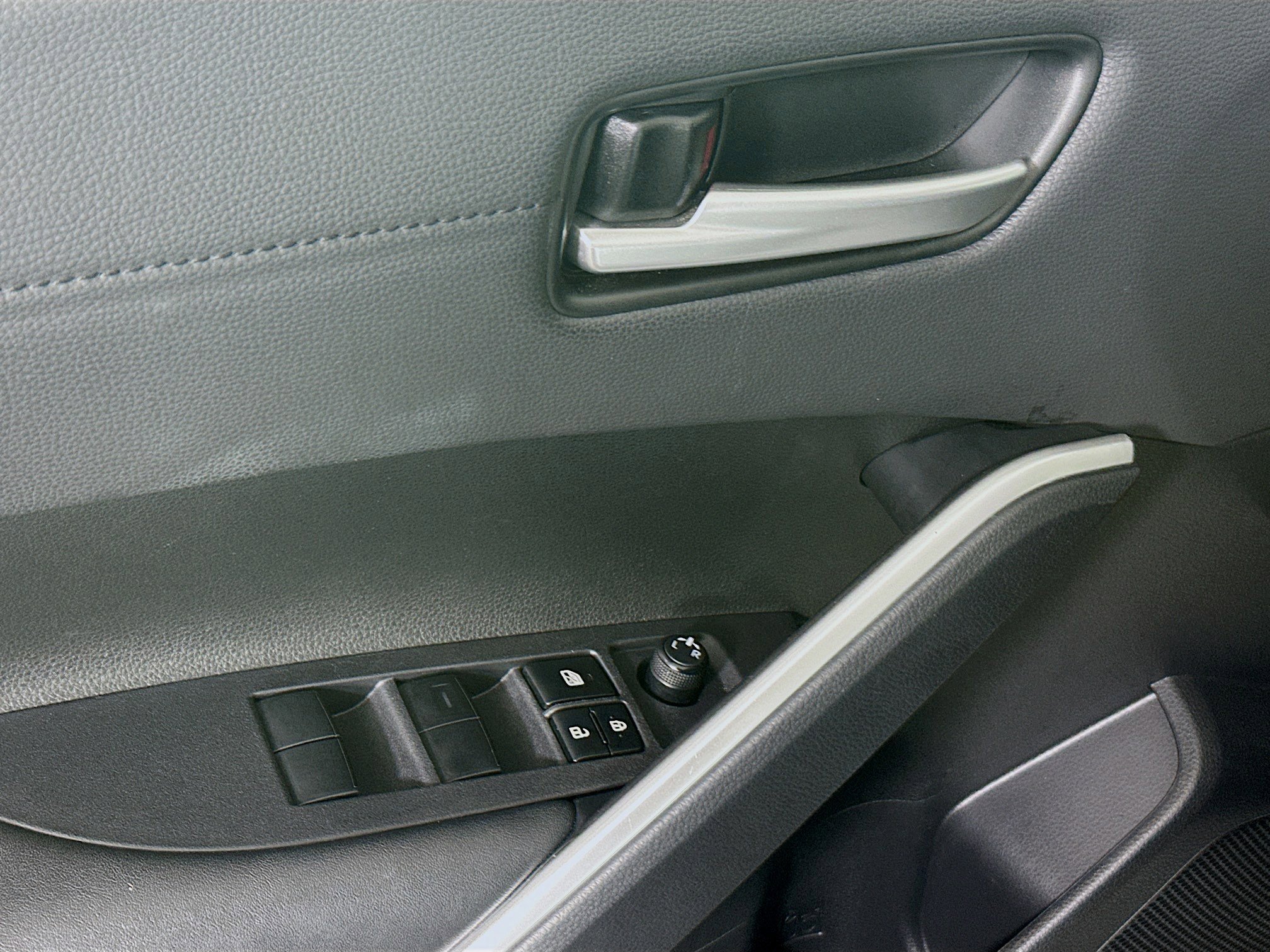 Used 2023 Toyota Corolla Cross XLE w/ Convenience Package AWD/4WD image 14