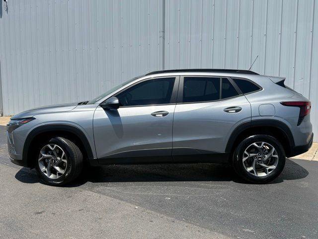 Used 2025 Chevrolet Trax LT w/ Sunroof Package FWD image 2